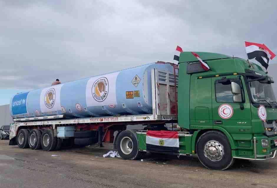 Rafah, uno dei camion della società Sons of Sinai di al Argani, con la scritta "Abnaa Sinai" vicino alla bandiera dell'Unicef (foto Ansa)