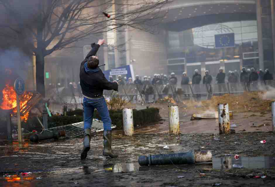 Protesta degli agricoltori davanti al Parlamento europeo a Bruxelles (LaPresse) <br />