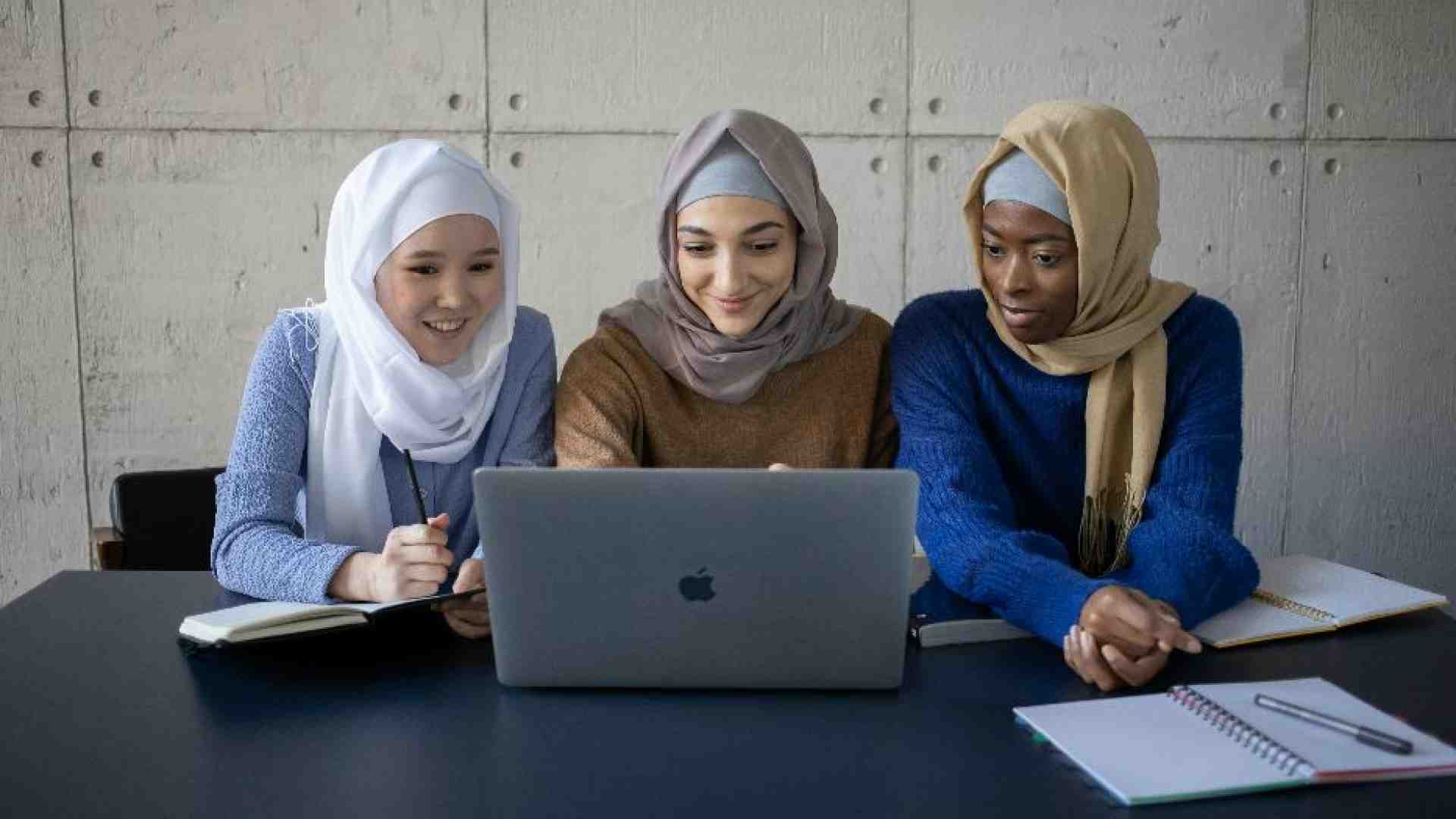 Immagine di Velo e nudismo: non bisogna criticare, ma chiedere