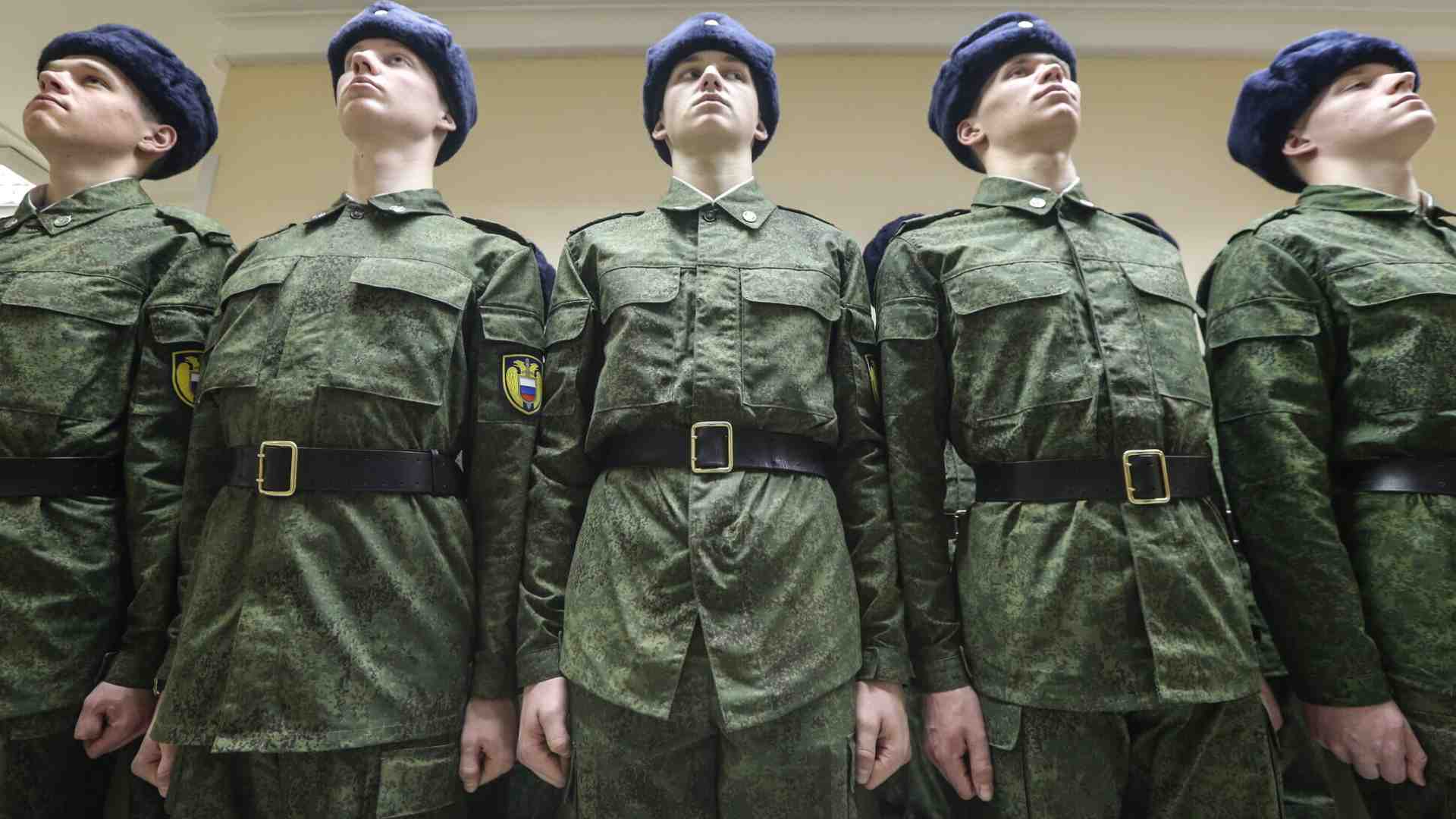 Immagine di Gli scudi umani di Putin