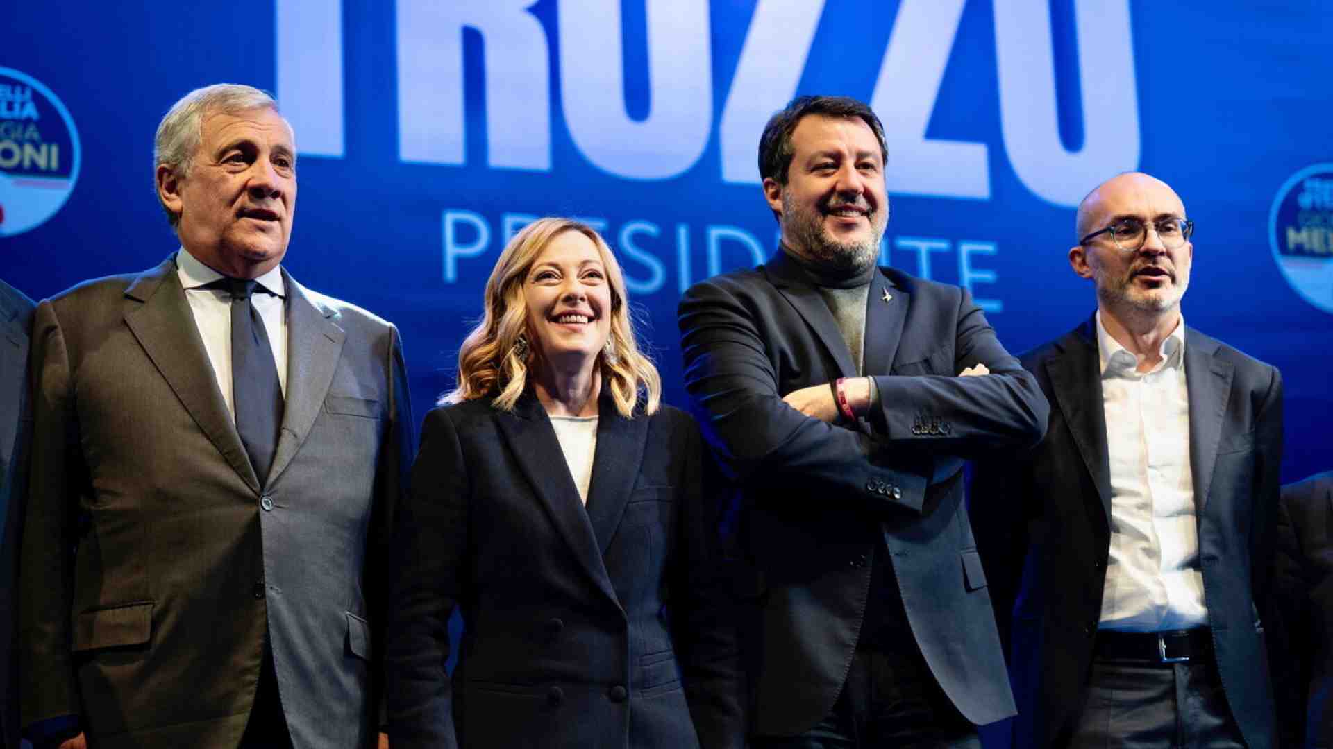 Immagine di Meloni, Salvini e Tajani dopo la sconfitta in Sardegna: "Impariamo dagli errori". E la premier chiama Todde