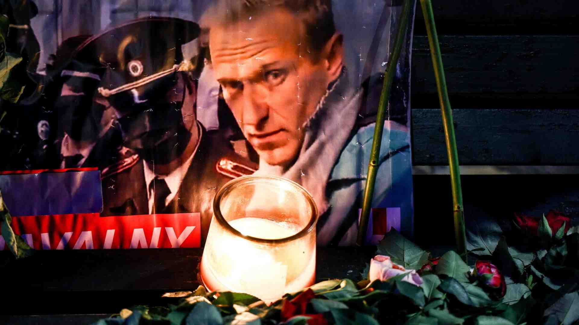 Immagine di Le marionette di Putin che non si alzano per commemorare Navalny