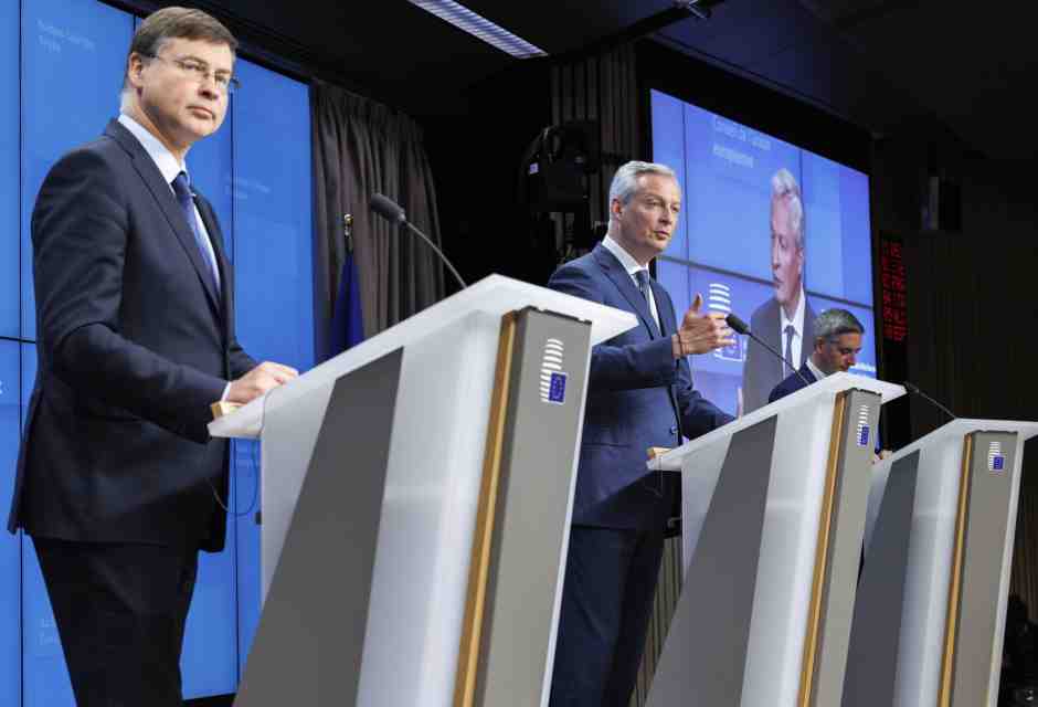 Valdis Dombrovskis e Bruno Le Maire parlano dopo l'ECOFIN a Bruxelles (Foto AP/Olivier Matthys)&nbsp;<br />