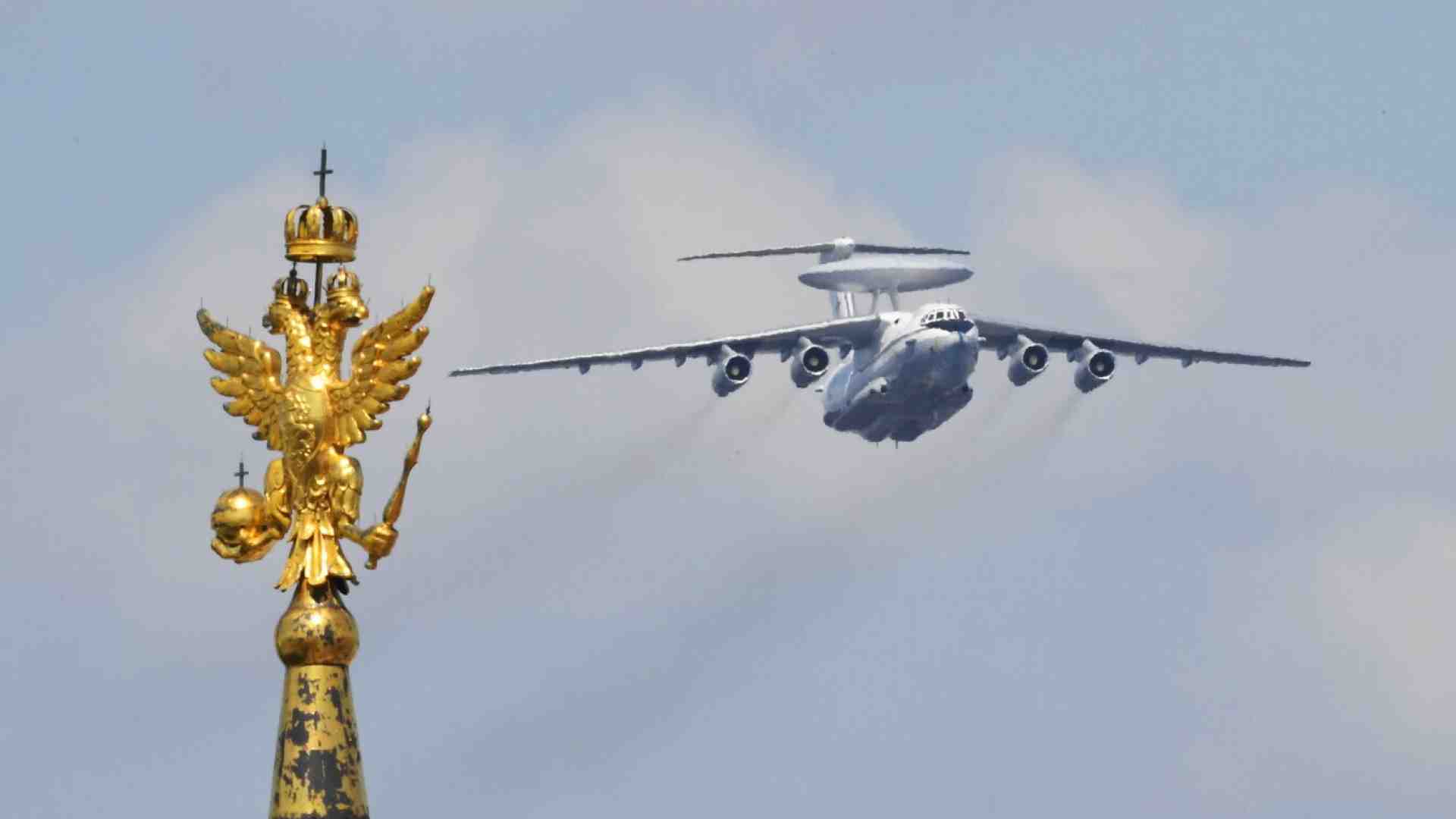 Immagine di Kyiv libera pezzi di cielo. C'è aria di F-16