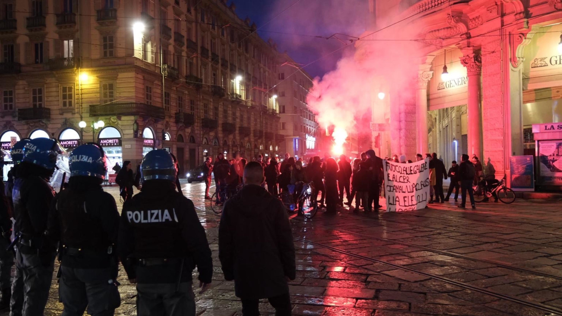 Immagine di Torino, assaltata volante della polizia. Solidarietà da Mattarella e governo