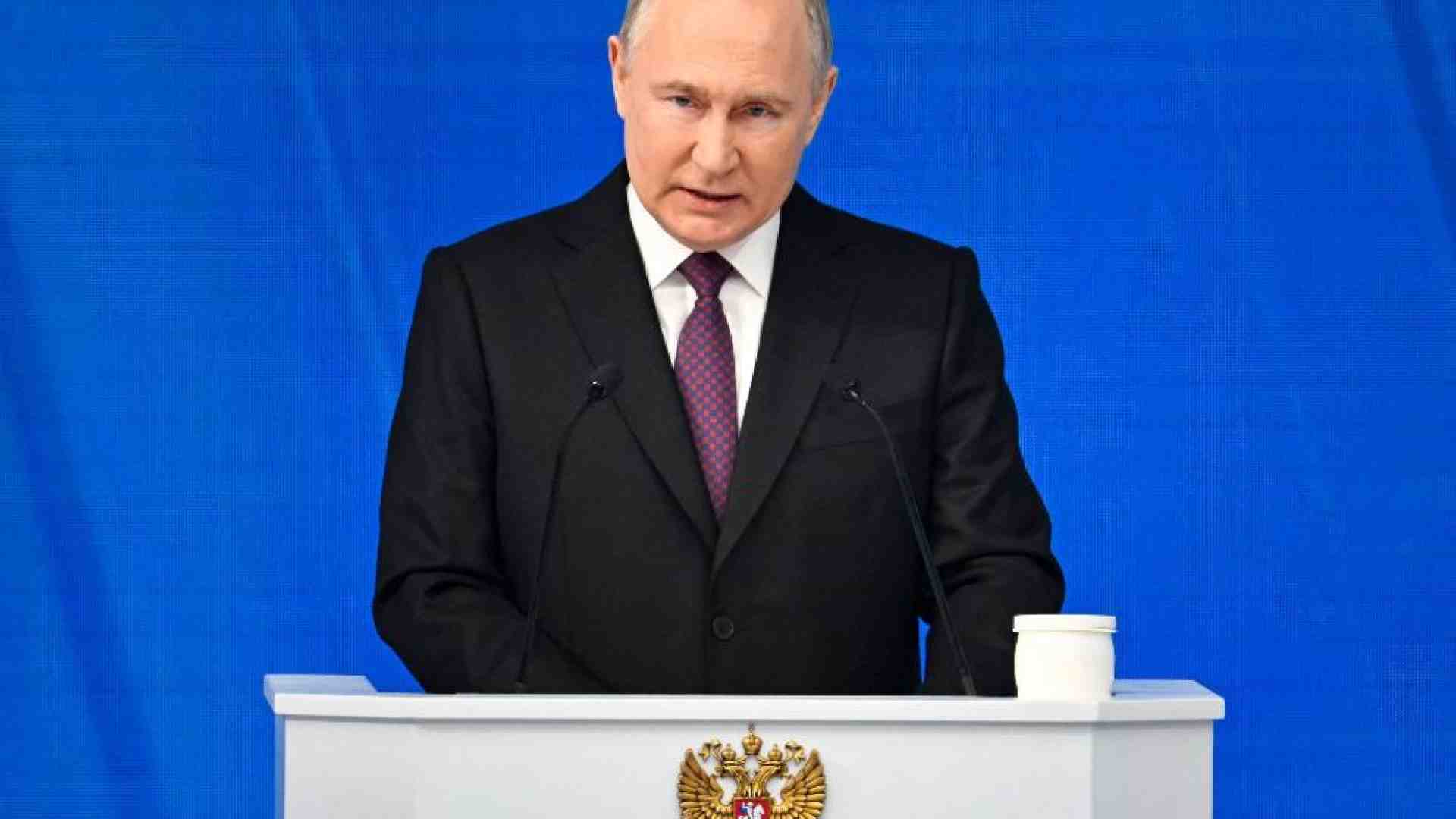 Immagine di Putin: la Russia non teme nessuno. Fermato il direttore di Novaya Gazeta