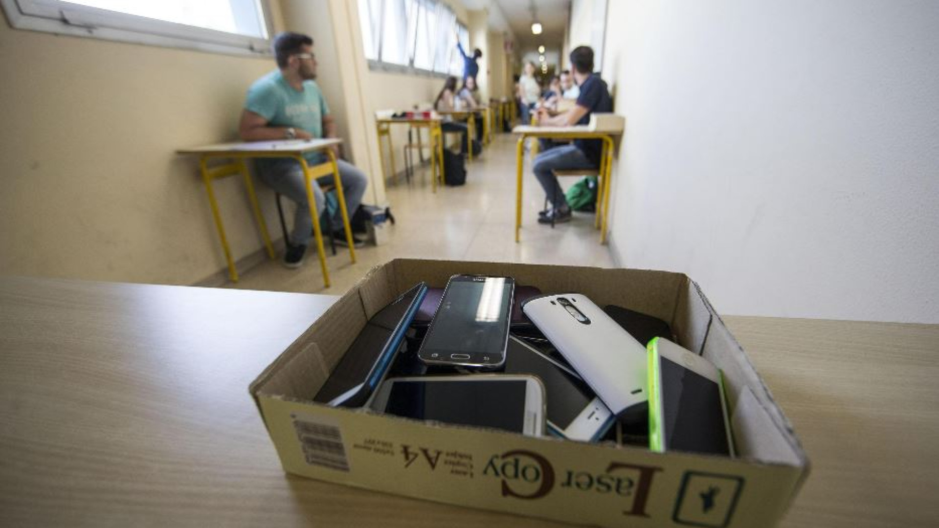 Immagine di Fuori da scuola lo smartphone, dentro l'educazione digitale
