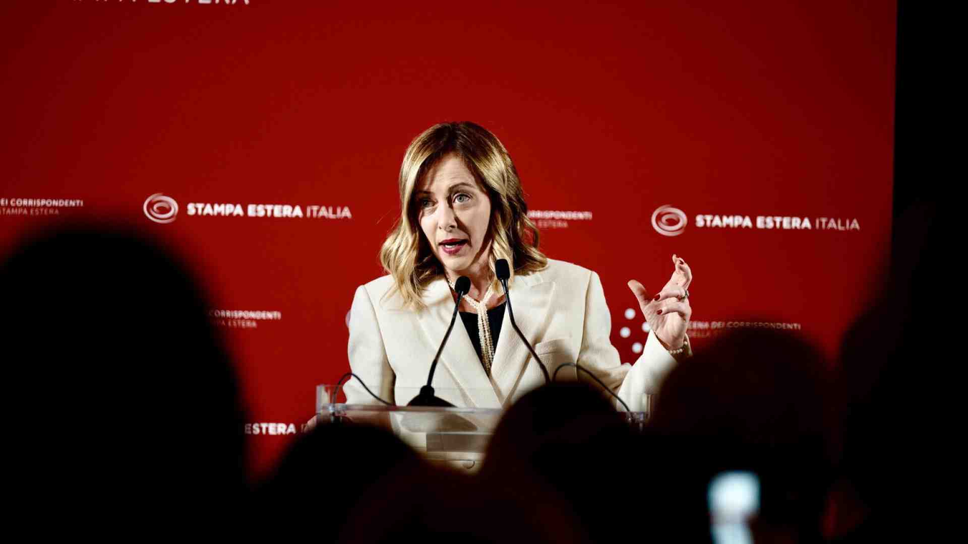 Immagine di Meloni ride e balla, sarà forse per il 3 per cento della Lega?