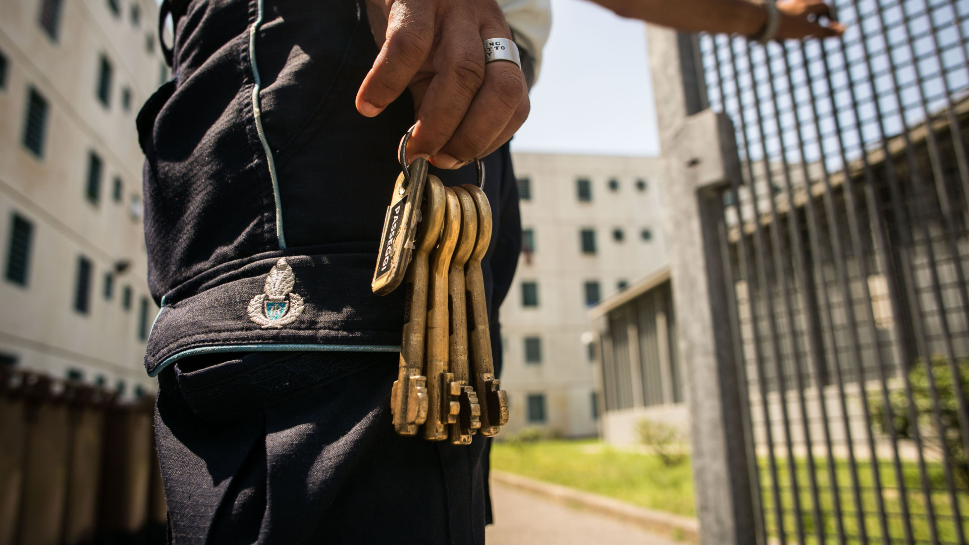 Immagine di Aggressioni e turni massacranti: vite dimenticate degli agenti penitenziari