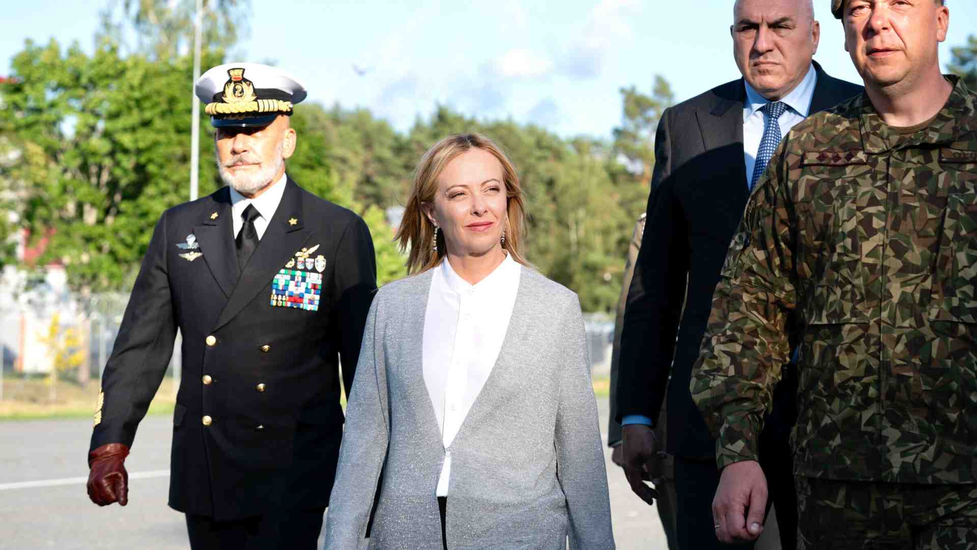 Immagine di Meloni segue la linea Conte-Schlein: riduce le spese militari