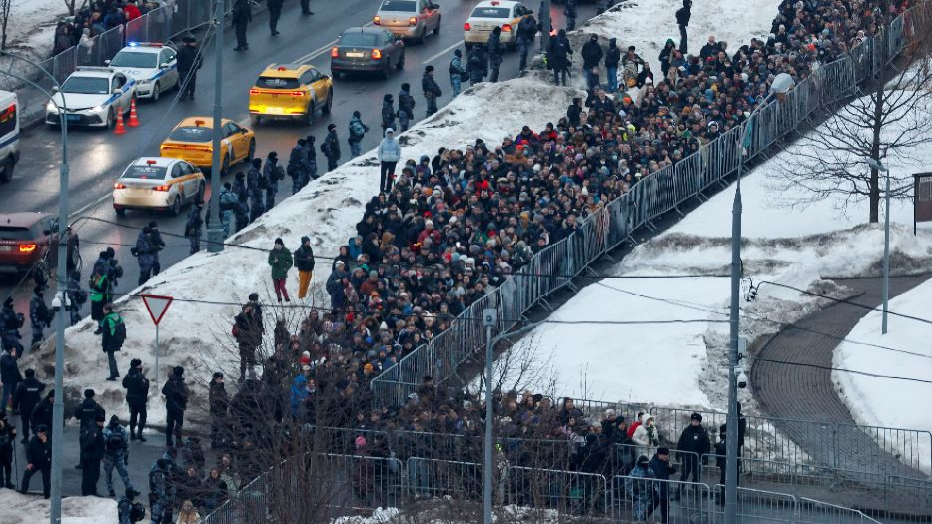 Immagine di In migliaia ai funerali di Navalny gridano «Russia libera»
