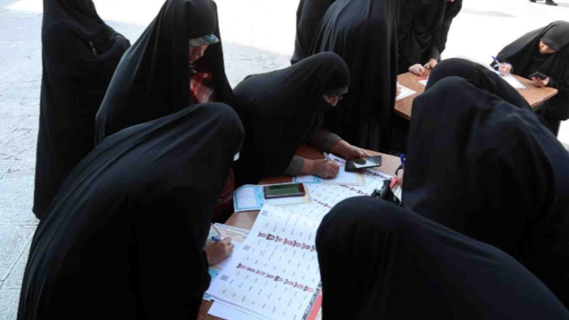 Immagine di Iran, l'ayatollah Khamenei chiama al voto. Forte il fronte del no