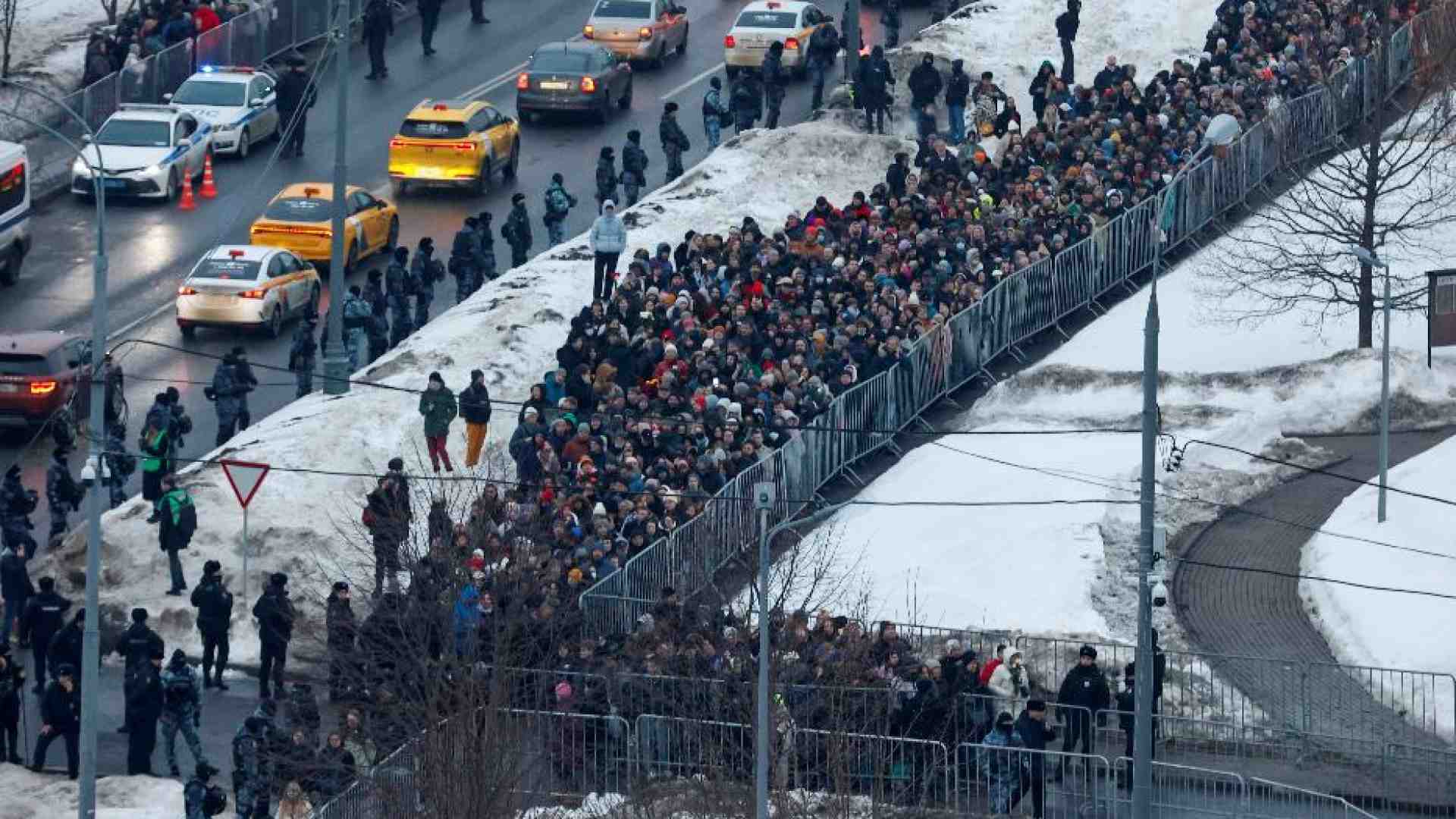 Immagine di In migliaia ai funerali di Navalny gridano «Russia libera»