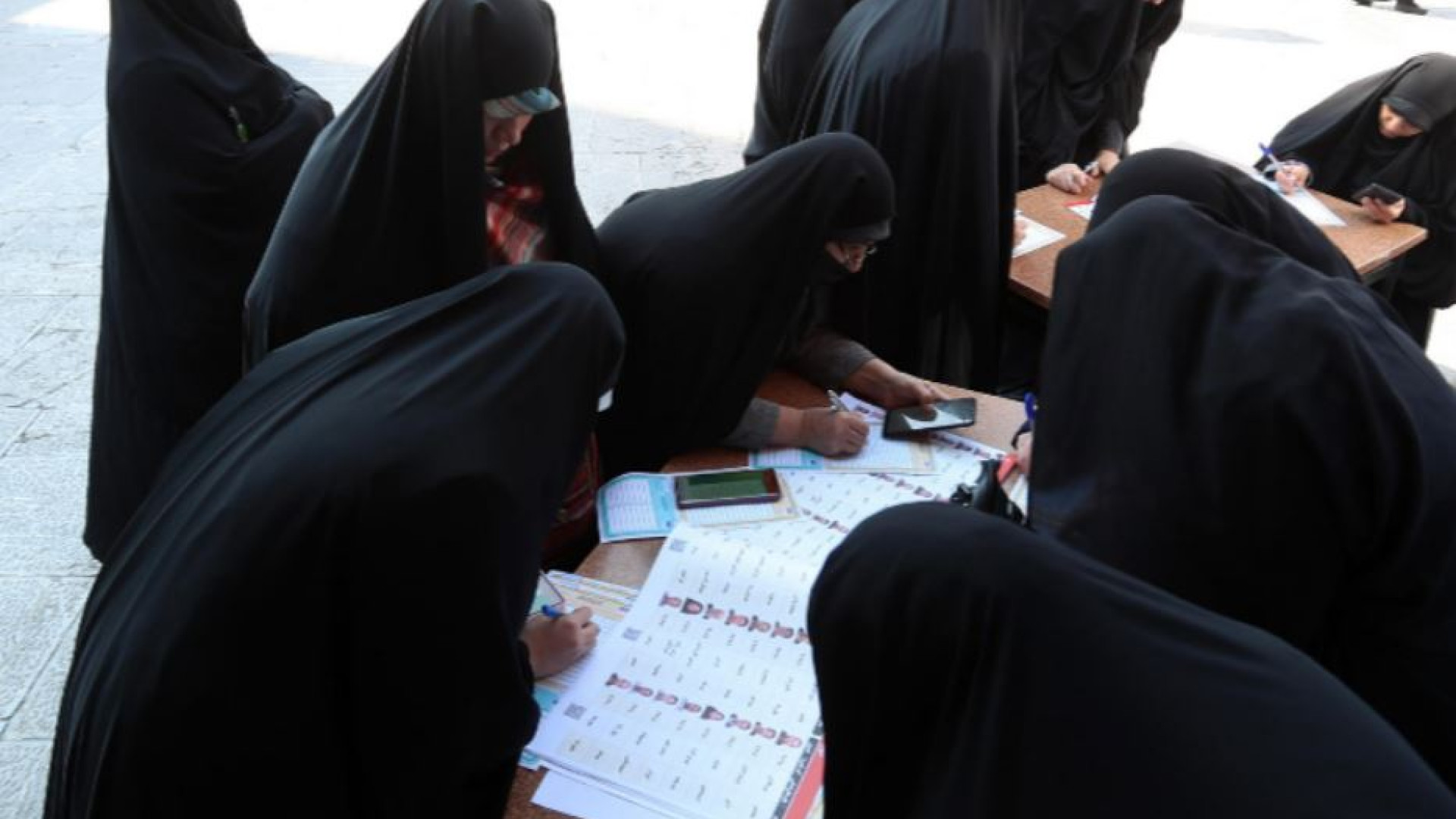 Immagine di Iran, l'ayatollah Khamenei chiama al voto. Forte il fronte del no