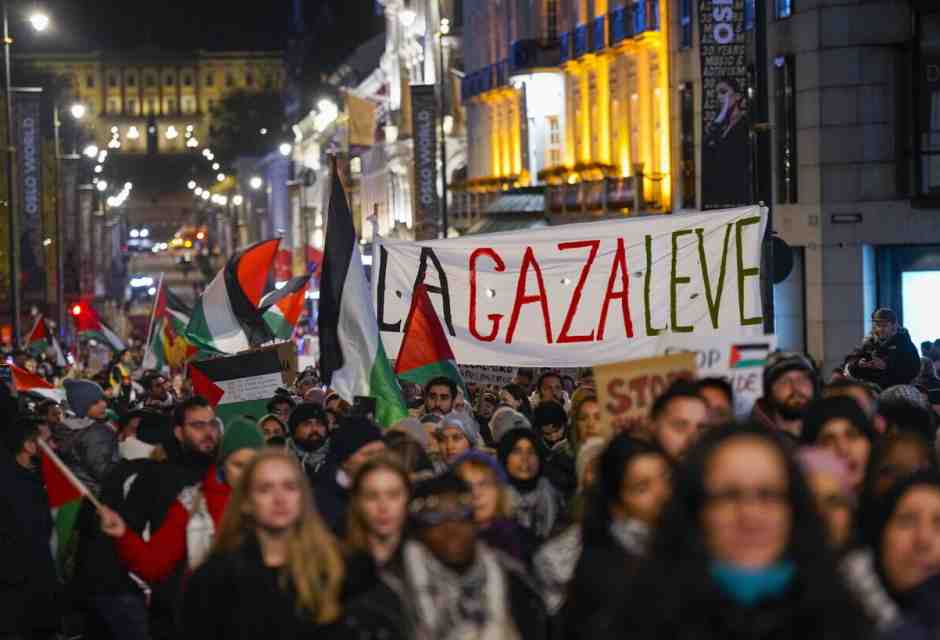 Una manifestazione pro Palestina a Oslo (Foto Ansa)