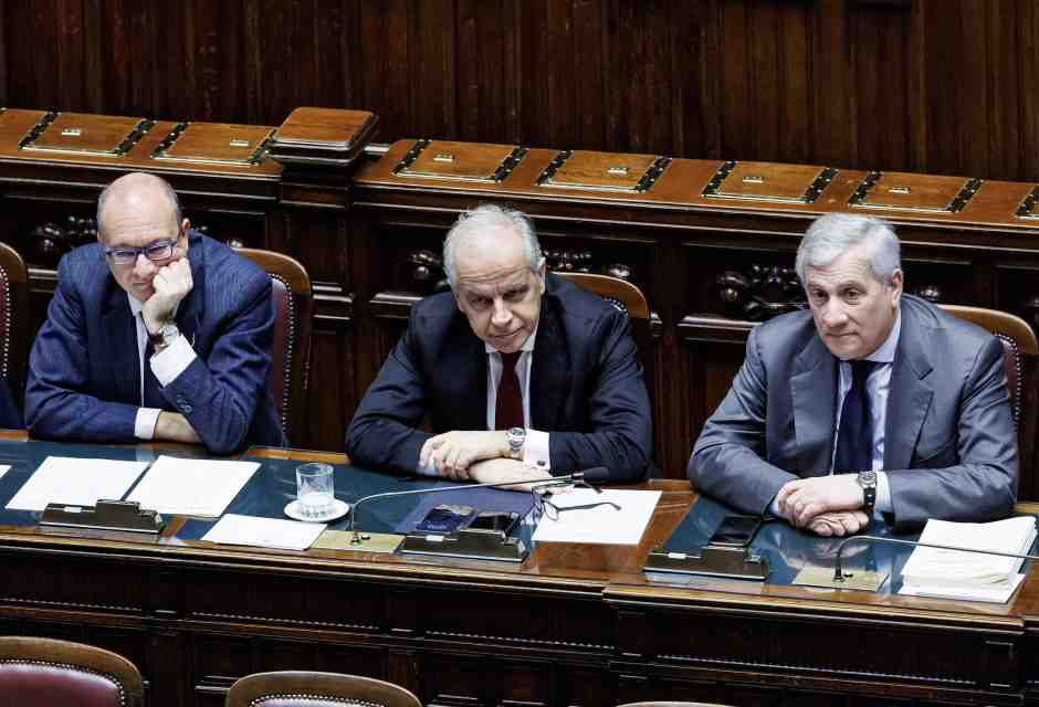 Piantedosi e Meloni "in divisa": "Clima d'odio contro gli agenti". FdI contro gli uomini di Mattarella