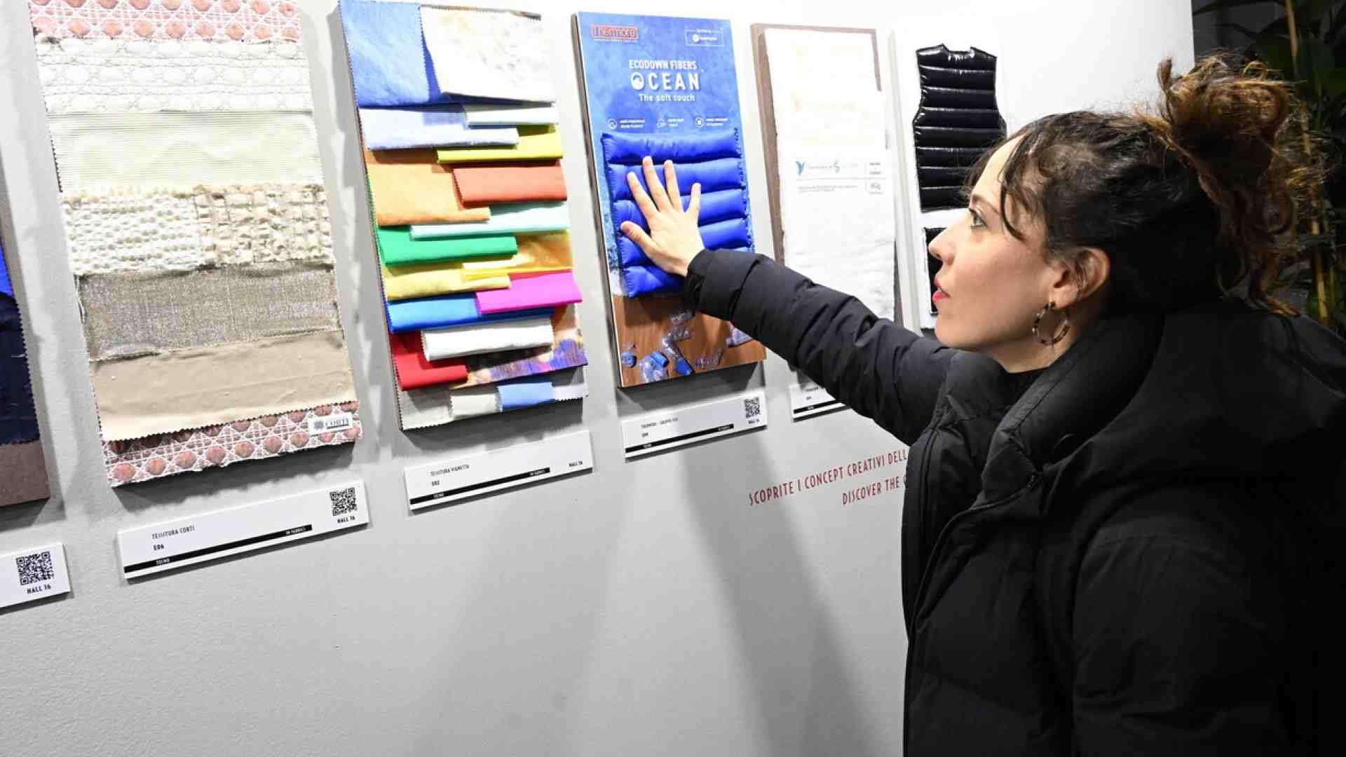 Immagine di Oltre le week: il boom dei saloni moda con l’artigiano al lavoro