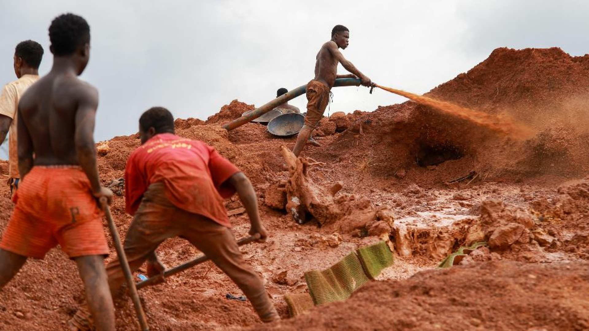 Immagine di Troppe materie prime estratte (e troppo in fretta). Così la Terra muore