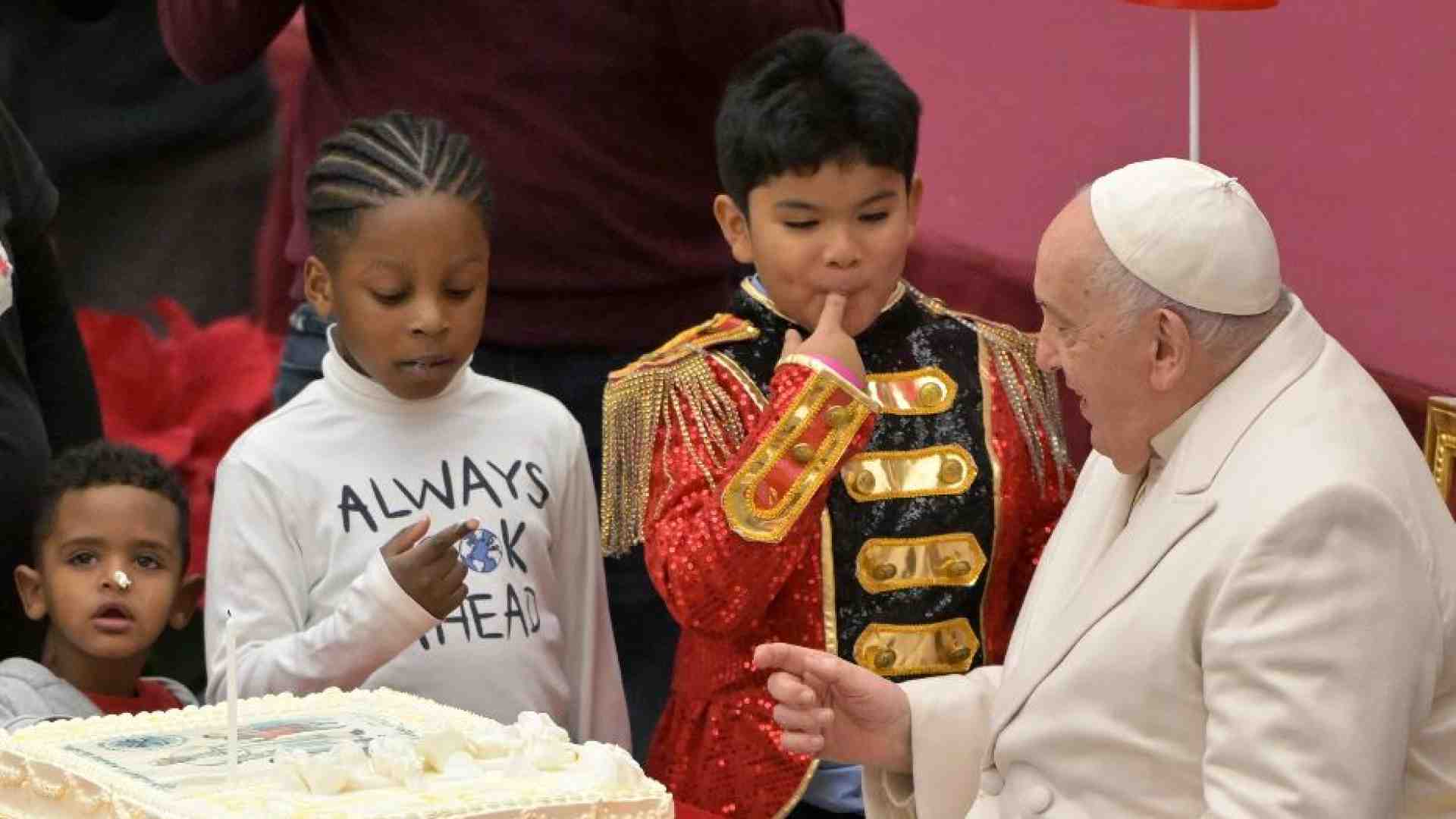 Immagine di Il Papa scrive a bambine e bambini: da soli non si può essere felici