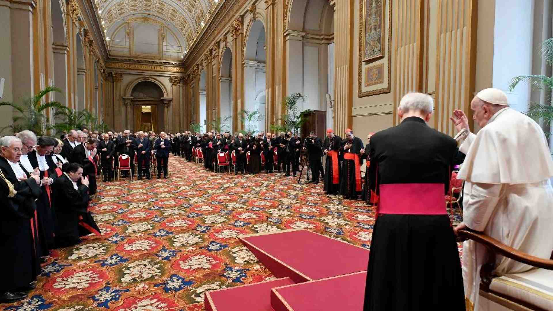 Immagine di Il Papa: «Affrontare gli scandali con coraggio»