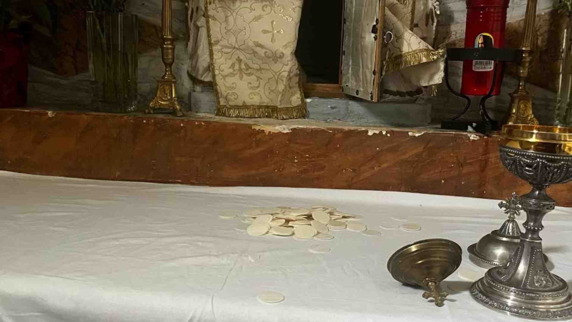 Immagine di Dopo le minacce, anche le ostie trafugate. Vandali in azione nella Locride