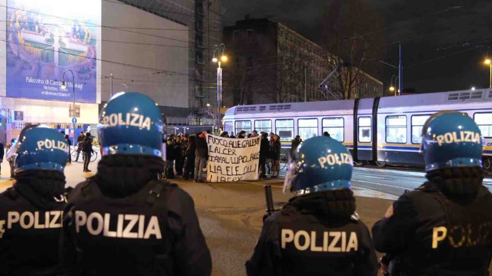 Immagine di Cortei e manganelli: è ora di scrivere i numeri identificativi sui caschi