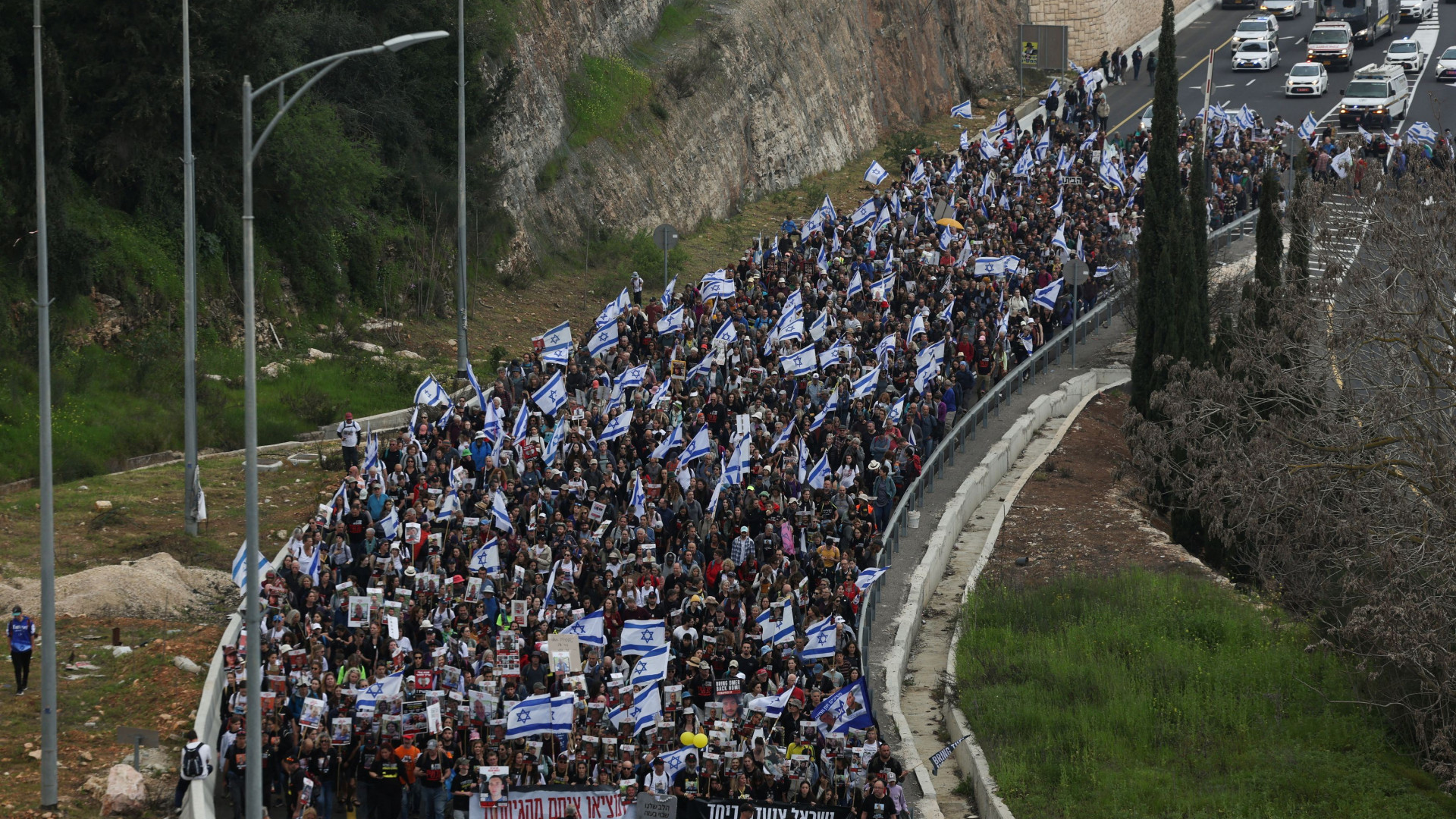 Immagine di A Gerusalemme in ventimila alla marcia con i familiari dei rapiti