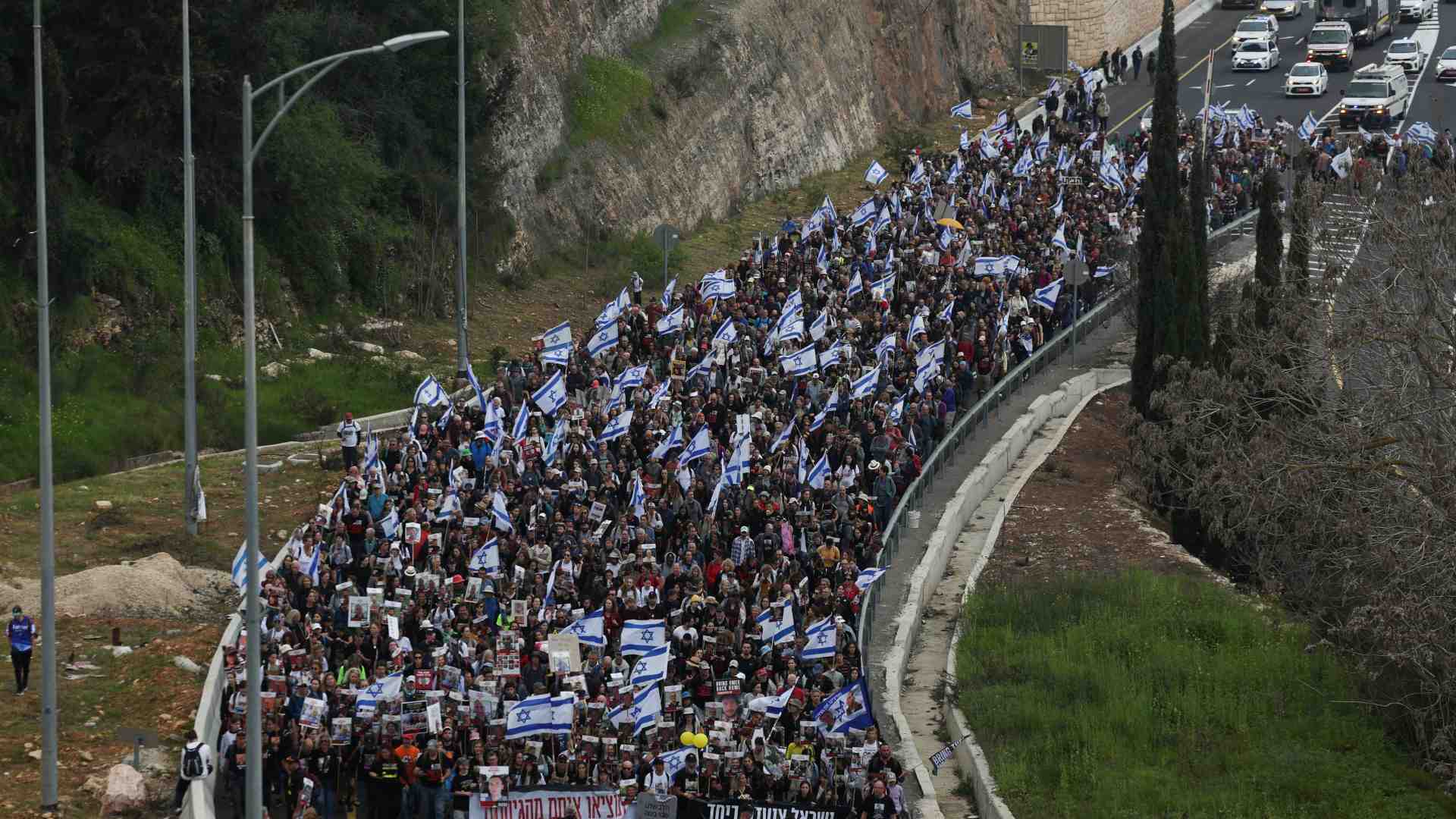 Immagine di A Gerusalemme in ventimila alla marcia con i familiari dei rapiti