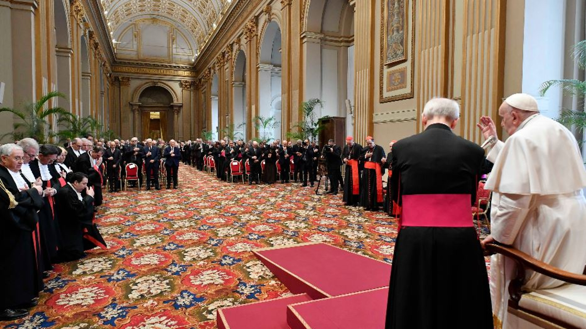 Immagine di Il Papa: «Affrontare gli scandali con coraggio»