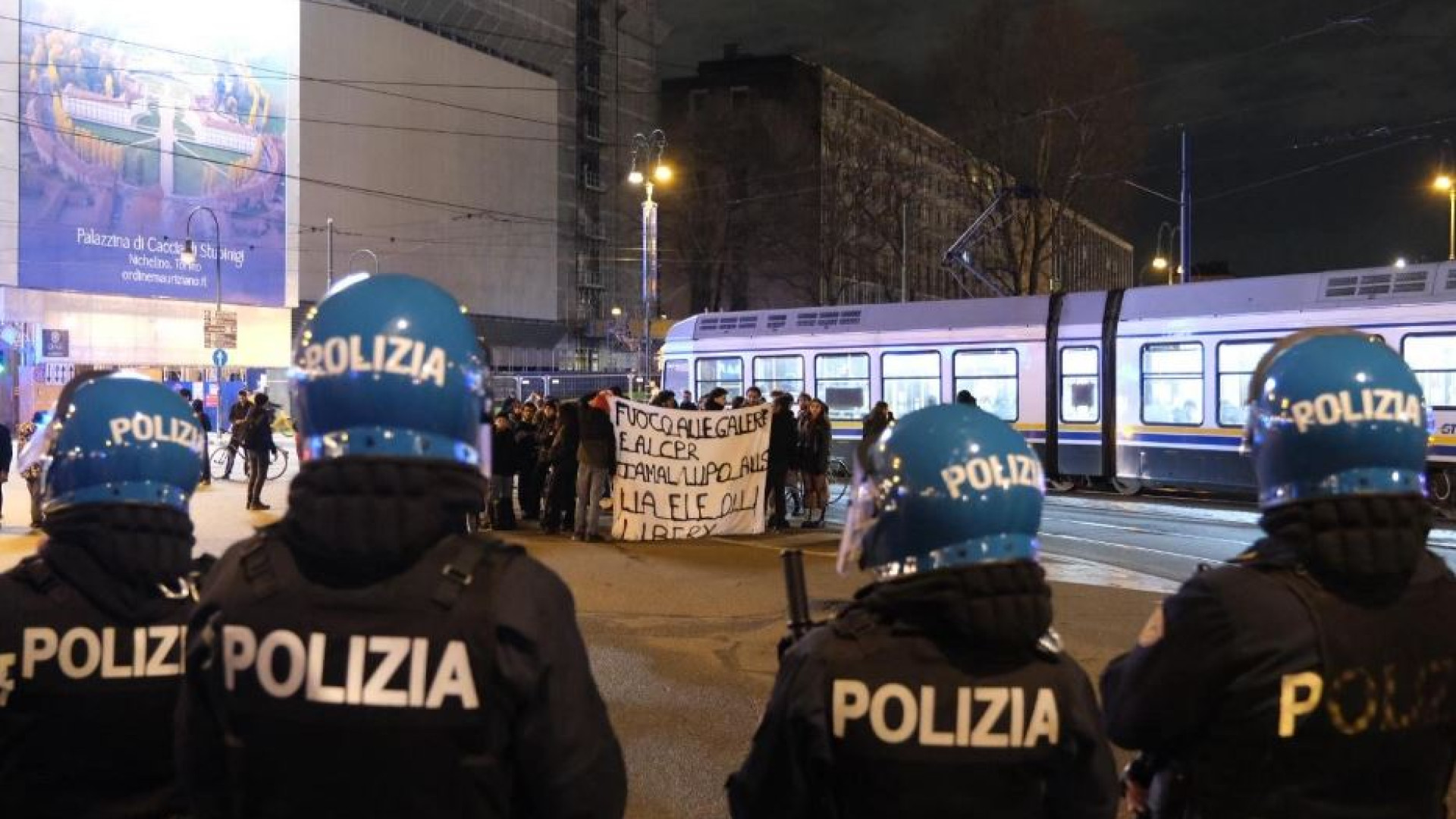 Immagine di Cortei e manganelli: è ora di scrivere i numeri identificativi sui caschi