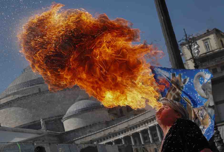Un artista di strada "mangiafuoco" a Napoli (Foto di Salvatore Laporta/KONTROLAB/LightRocket via Getty Images)&nbsp;<br />