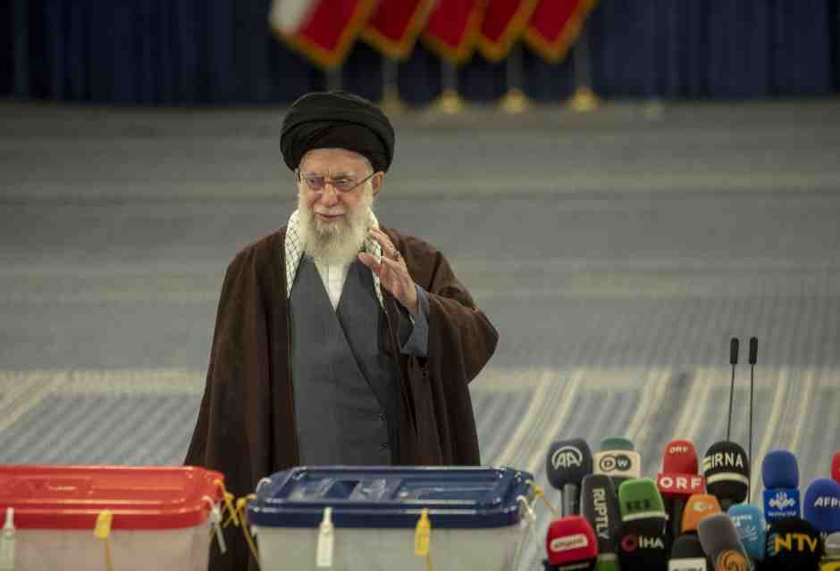 Ali Khamenei al voto (foto Getty)&nbsp;<br />