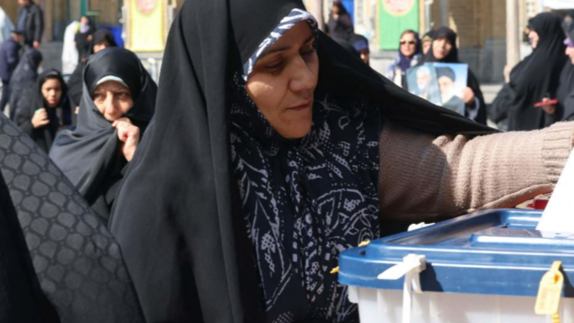Immagine di L'Iran al voto boicotta le urne: affluenza al 40,6%