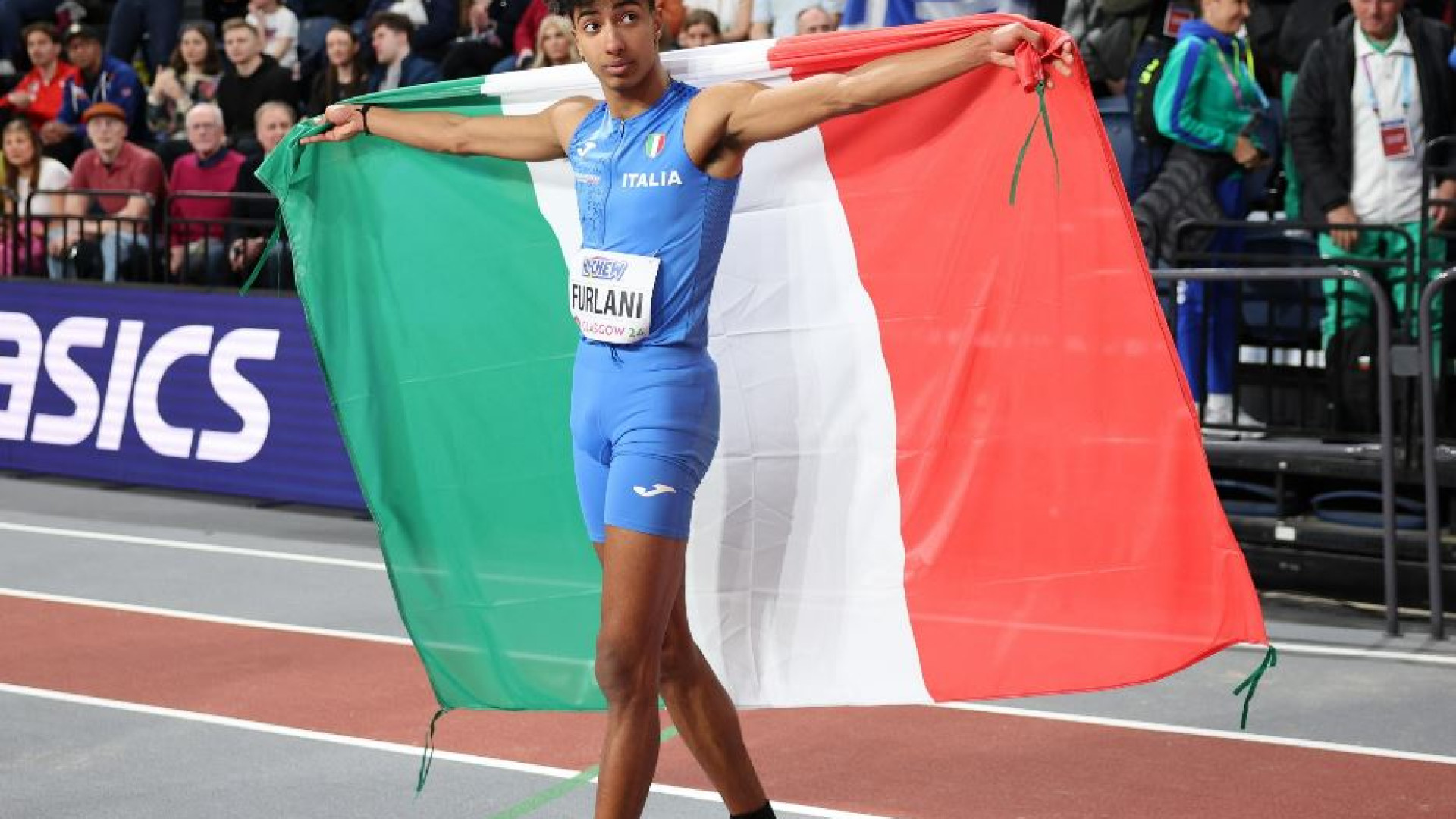 Immagine di Se atleti italiani con la pelle scura sventolano il tricolore