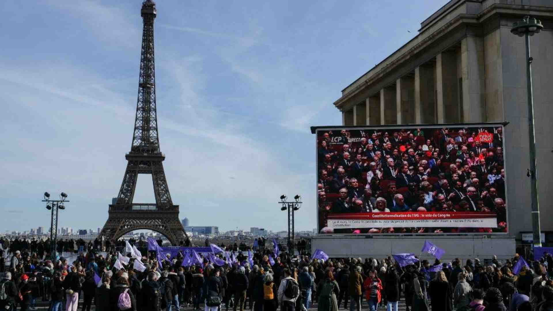 Immagine di L'aborto in Costituzione: Parigi spegne il lume della sua fiaccola di civiltà