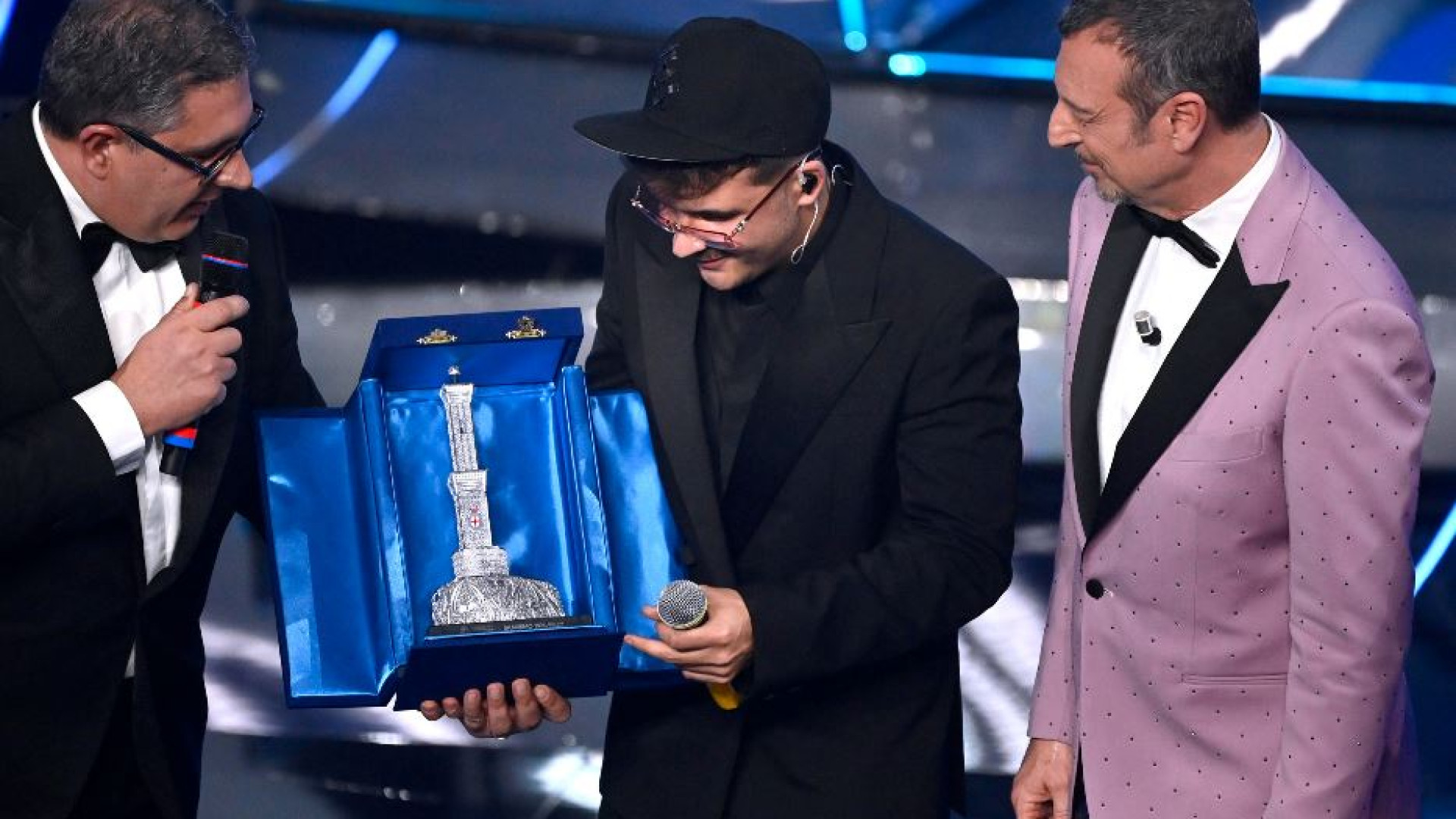 Immagine di Geolier porta il premio di Sanremo sulla tomba dell'amico scomparso