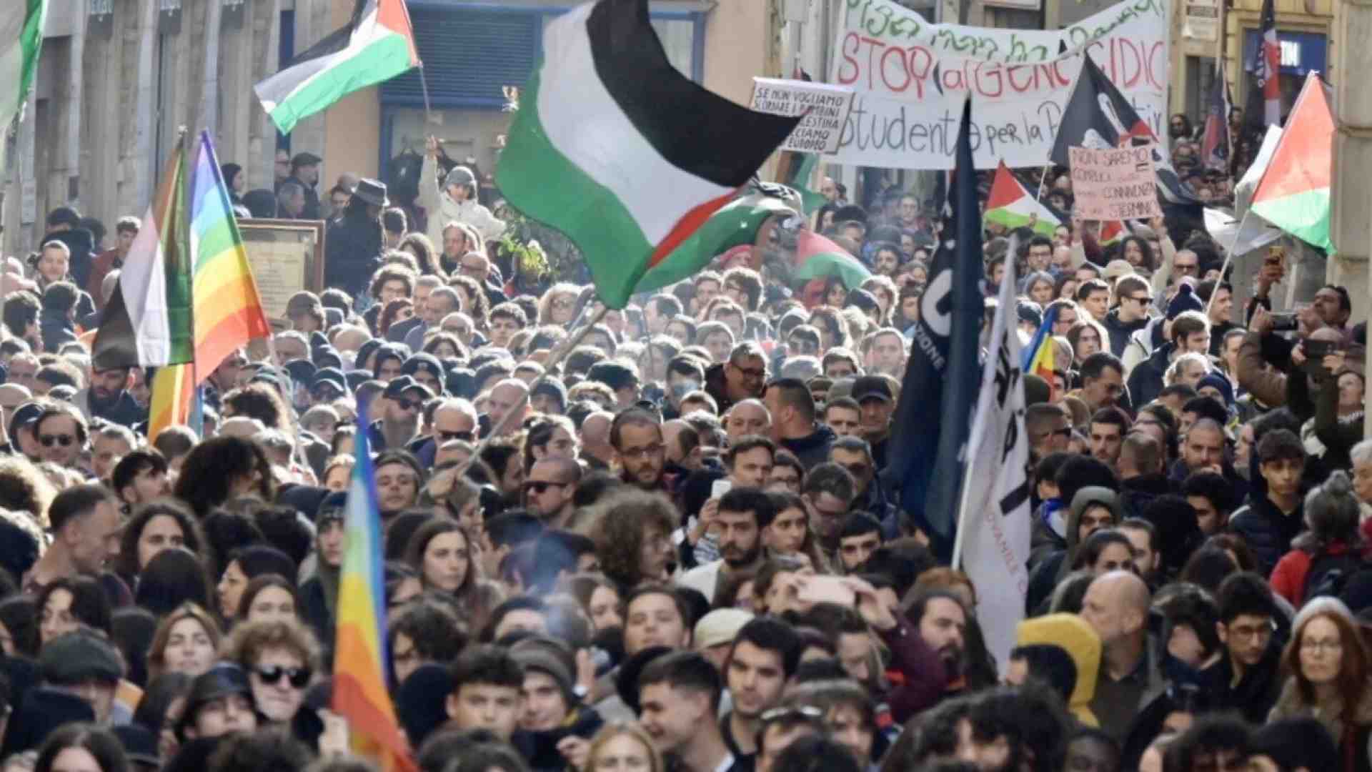 Immagine di La stampa che ha tentato di rendere eroi i giovani di Firenze e Pisa