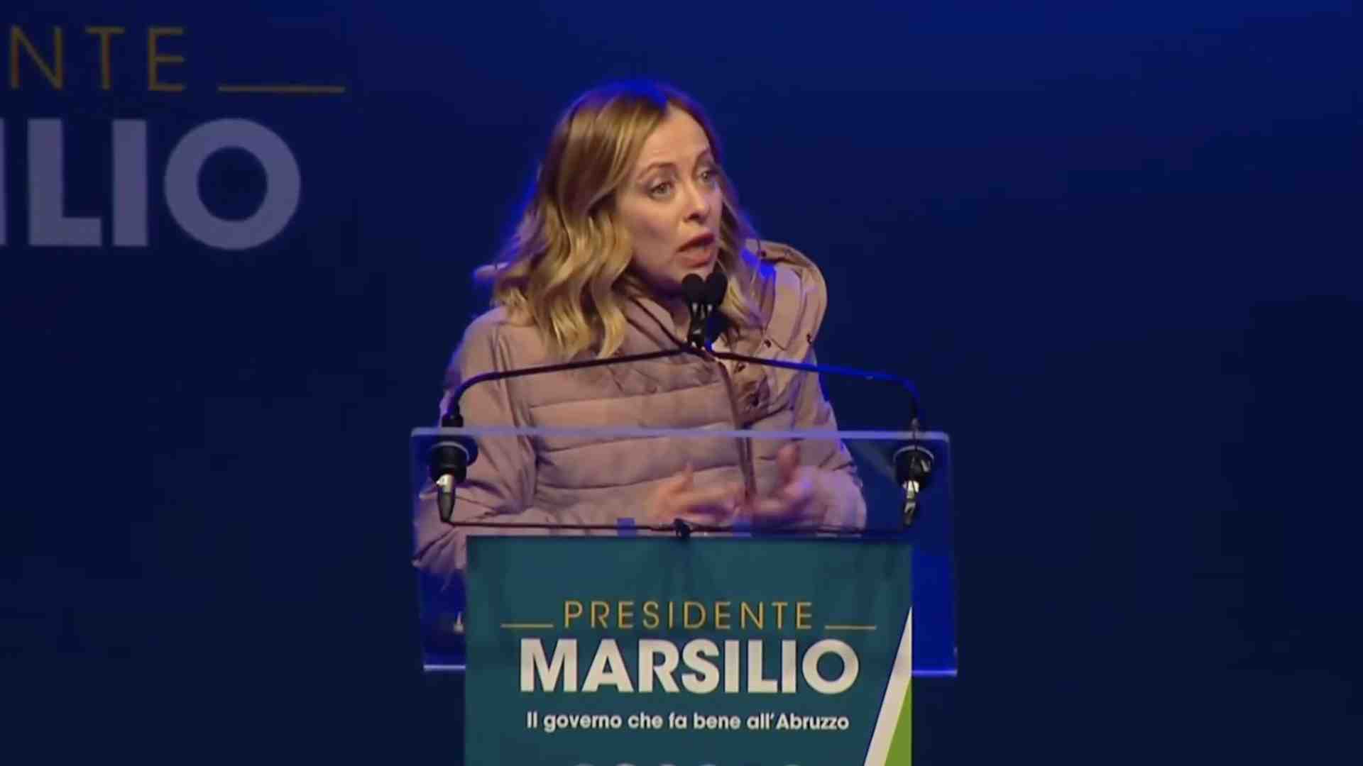 Immagine di L'ottimismo di Meloni per il voto in Abruzzo: "Quando sono qui piove sempre ma porta bene"