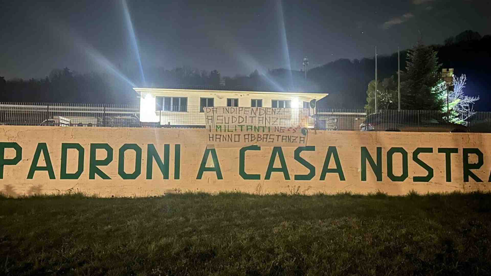 Immagine di "Basta vessazioni": a Pontida spunta uno striscione contro la Lega di Salvini