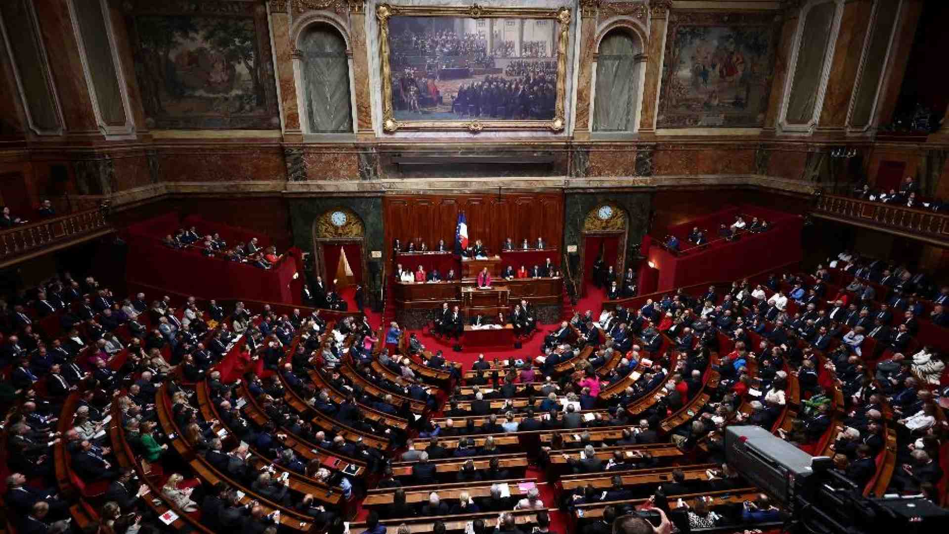 Immagine di L’orgoglio francese: «Siamo faro dell’umanità». Partiti allineati