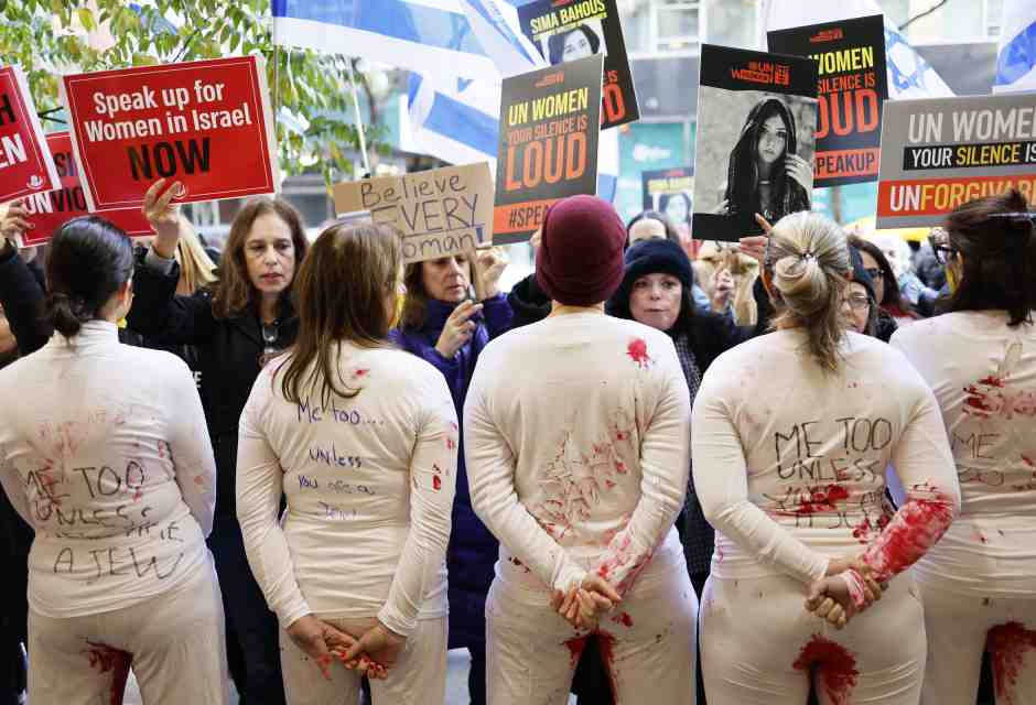 &nbsp;Una protesta per mostrare le violenze di Hamas contro le donne negli attentati del 7 ottobre - foto via Getty Images