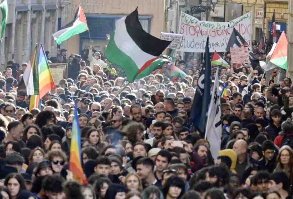 Studenti in piazza a Pisa (foto Ansa)