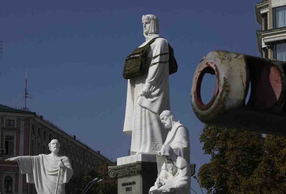 Una statua della principessa Olga, Kyiv (foto Ansa)