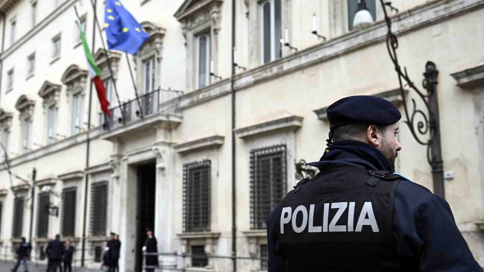 Immagine di Meloni incontra le forze dell'ordine: "Contro di voi una campagna denigratoria"