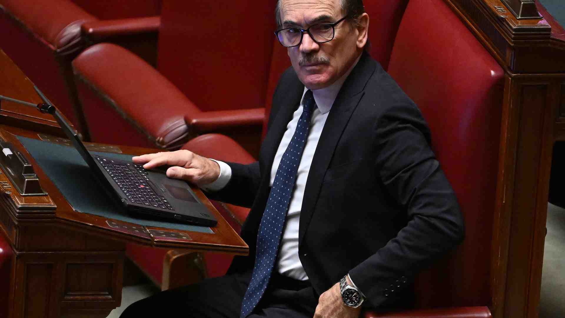 Immagine di Meloni attacca sui dossier: «Fatti gravi, non c'entra la libertà di stampa»