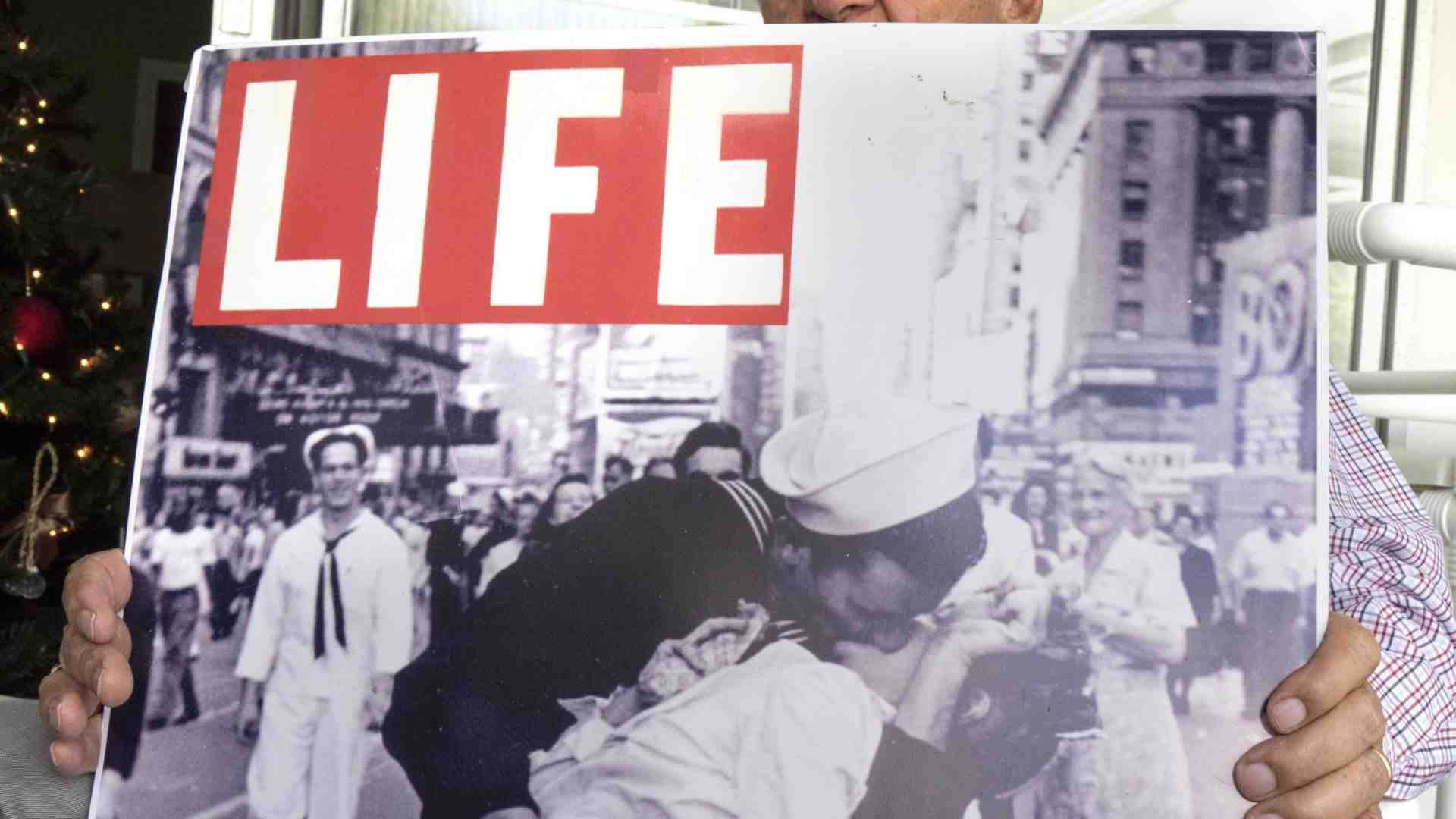 Immagine di Censura per il bacio a Times Square, anzi no. La storia vera della foto