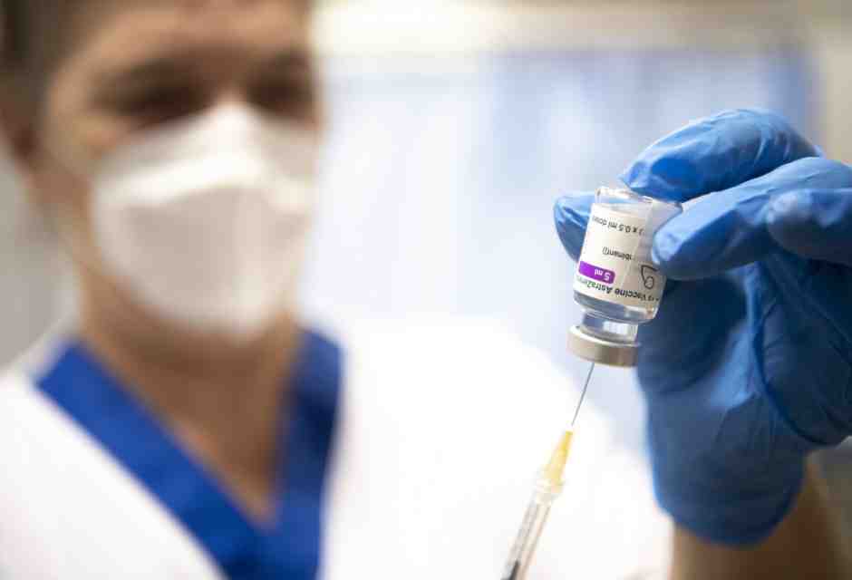 Personale sanitario a lavoro, con il vaccino AstraZeneca (Foto LaPresse)