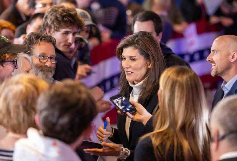 Nikki Haley saluta i partecipanti in una tappa della sua campagna nel Maine, al Portland Elks Club il 3 marzo 2024 (Scott Eisen/Getty Images)&nbsp;<br />