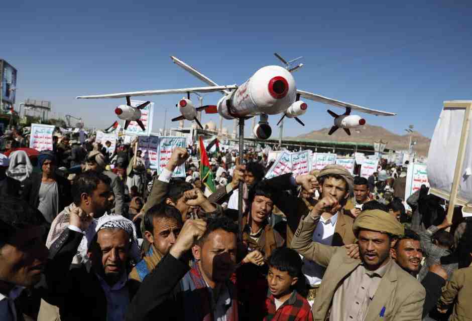 Gli houthi colpiscono una nave, ci sono due morti