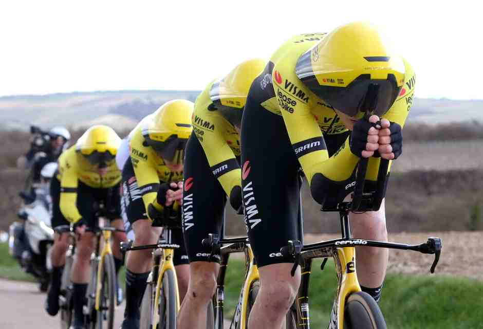 Il Team Visma | Lease a bike durante la cronometro a squadre della Parigi-Nizza 2024 (foto Alex Broadway/Getty Images)<br />